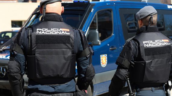 La Dirección General de la Policía ha aprobado la adquisición de 4.940 chalecos integrales de orden público como pedía la CEP, quien tacha la medida de insuficiente y tardía