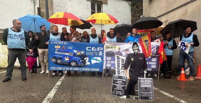 Policías nacionales y guardias civiles se manifiestan pidiendo al Gobierno que cumpla sus promesas de equiparación salarial de 2018 cuando estaban en la oposición y que cesen a Marlaska
