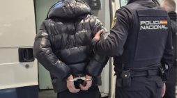 Agentes de la Policía Nacional detienen en Vigo a tres varones que emprendieron la huida tras intentar robar en una vivienda Agentes de la Policía Nacional detienen en Vigo a tres varones que emprendieron la huida tras intentar robar en una vivienda