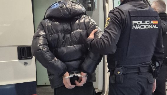 Agentes de la Policía Nacional detienen en Vigo a tres varones que emprendieron la huida tras intentar robar en una vivienda Agentes de la Policía Nacional detienen en Vigo a tres varones que emprendieron la huida tras intentar robar en una vivienda