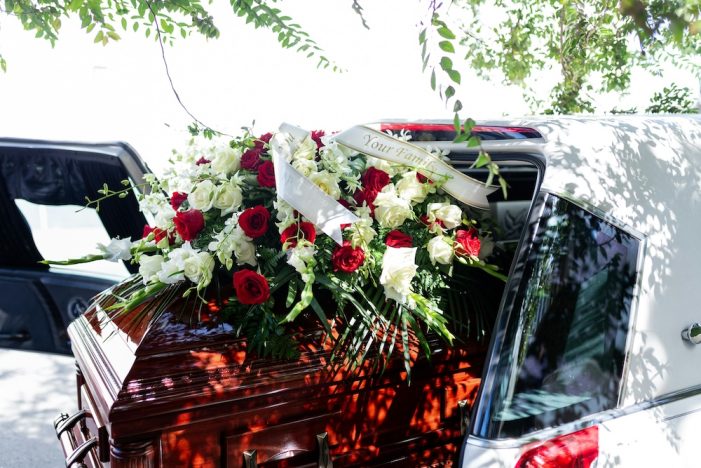 El significado de las coronas de flores en los funerales y despedidas El significado de las coronas de flores en los funerales y despedidas