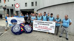 Los policías nacionales convocan una concentración por la profesión de riesgo y jubilación digna y sólo asisten dos sindicatos policiales