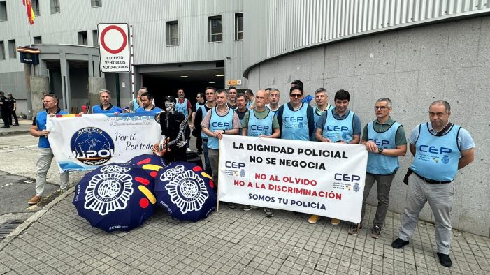 Los policías nacionales convocan una concentración por la profesión de riesgo y jubilación digna y sólo asisten dos sindicatos policiales Los policías nacionales convocan una concentración por la profesión de riesgo y jubilación digna y sólo asisten dos sindicatos policiales