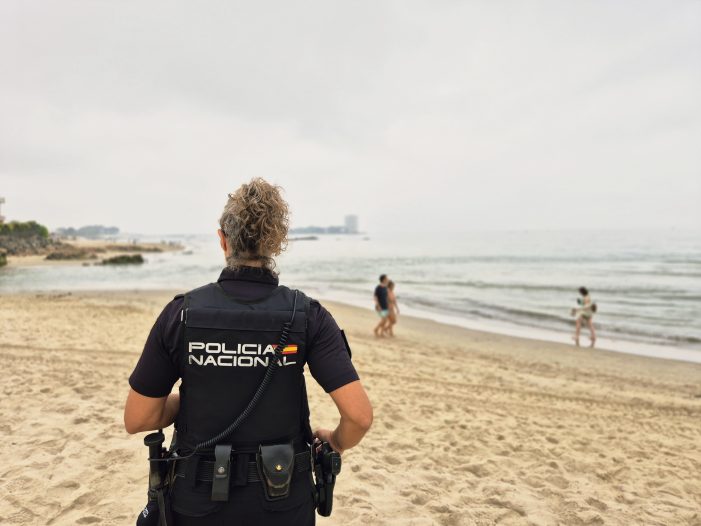 Solicitan públicamente que se condecore a una policía que fuera de servicio salvó a una mujer arrastrada por la corriente en Samil Solicitan públicamente que se condecore a una policía que fuera de servicio salvó a una mujer arrastrada por la corriente en Samil